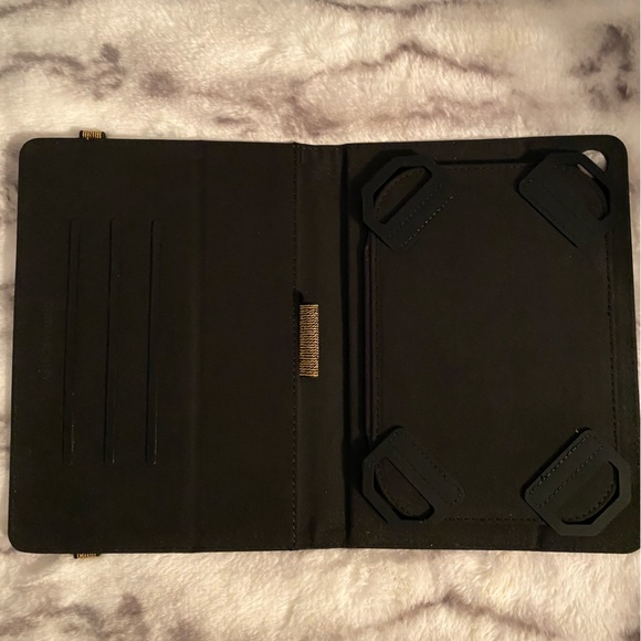 Cynthia Rowley Magnetic Folio for 7-8” Tablets - Picture 3 of 4